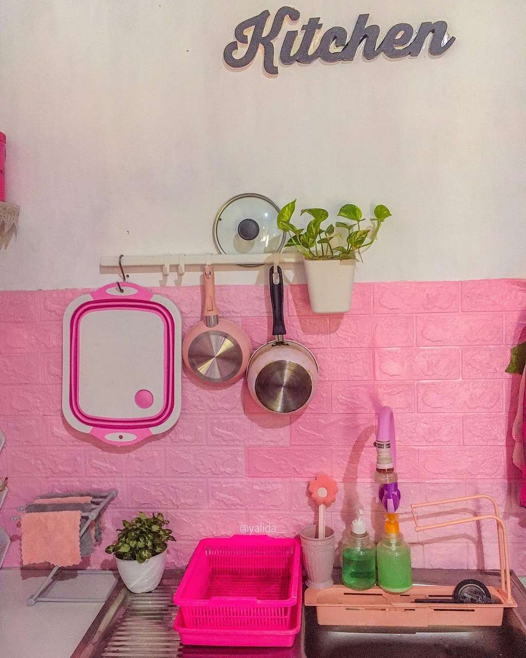Rumah Luarnya Kumuh Berdinding Batako, Ternyata Dalamnya Bak Istana Barbie Serba Pink, Lihat 12 Potretnya