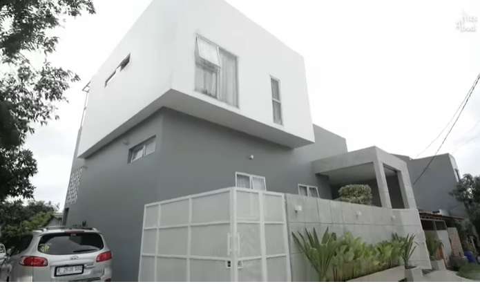 Penampakan Rumah Sebelah Makam, Bukannya Merinding Malah Bikin Takjub, Desainnya Instagramable Banget!