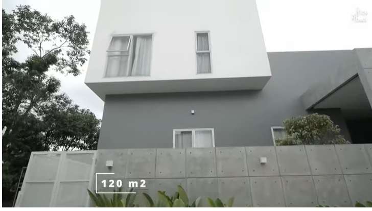 Penampakan Rumah Sebelah Makam, Bukannya Merinding Malah Bikin Takjub, Desainnya Instagramable Banget!