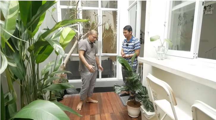 Penampakan Rumah Sebelah Makam, Bukannya Merinding Malah Bikin Takjub, Desainnya Instagramable Banget!