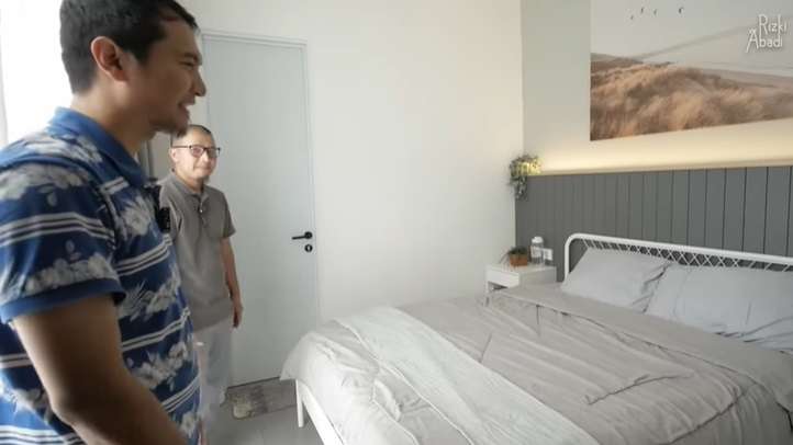 Penampakan Rumah Sebelah Makam, Bukannya Merinding Malah Bikin Takjub, Desainnya Instagramable Banget!