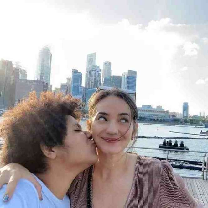 Potret Kedekatan Enzy Storia dengan Sang Adik Casey yang Jarang Tersorot, Disebut Penyelamat Hidup