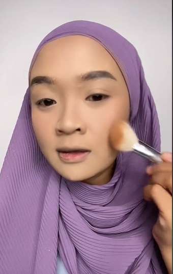 Wanita Ini Ditantang Recretae Makeup Ala Inara Rusli, Hasilnya Bikin Melongo, Netizen: `Bikin Virgoun Bingung`