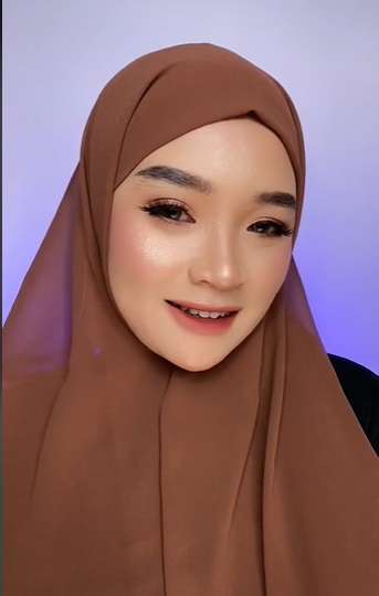 Wanita Ini Ditantang Recretae Makeup Ala Inara Rusli, Hasilnya Bikin Melongo, Netizen: `Bikin Virgoun Bingung`