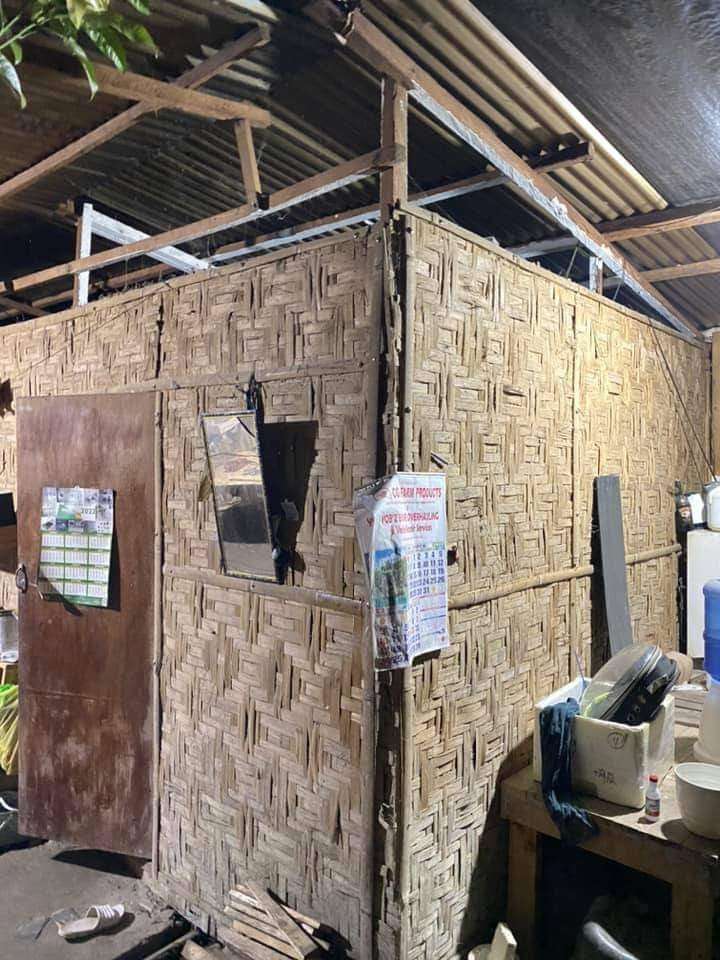 Rumah Berdinding Bambu Ini Tampak Reyot, Lihat Isi Dalamnya Bikin Melongo, Beda Banget Bak Langit dan Bumi!