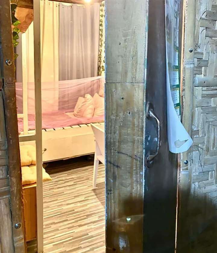 Rumah Berdinding Bambu Ini Tampak Reyot, Lihat Isi Dalamnya Bikin Melongo, Beda Banget Bak Langit dan Bumi!
