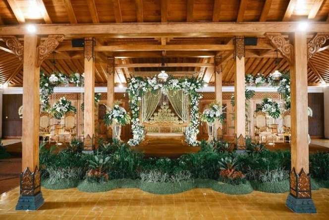 Bergelimang Harta, Artis Cantik Ini Pilih Tinggal di Kampung, Rumahnya Bak Keraton!