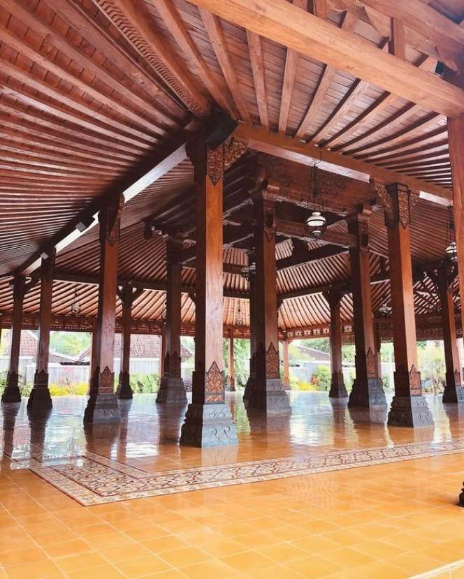 Bergelimang Harta, Artis Cantik Ini Pilih Tinggal di Kampung, Rumahnya Bak Keraton!