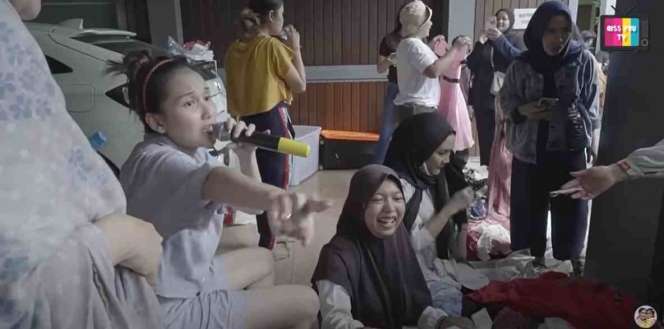 Potret Ayu Ting Ting usai Jual Pakaian Bekas di Depan Rumah, Raup Rp40 Juta