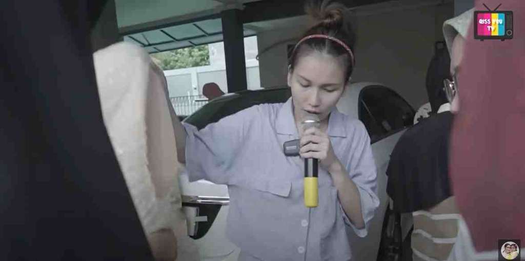 Potret Ayu Ting Ting usai Jual Pakaian Bekas di Depan Rumah, Raup Rp40 Juta