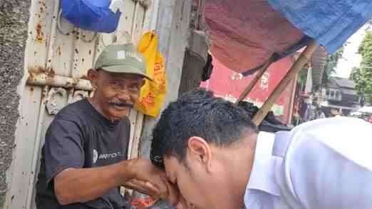 Potret Aldi Taher Sol Sepatu yang Jebol saat Konser, Sikap Perilakunya ke Bapak Tukang Sol Disorot