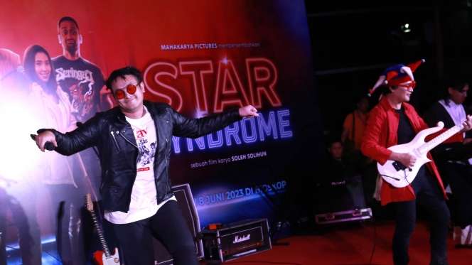 Potret Gaya Kocak Gilang Dirga Tirukan Suara Musisi Tanah Air Saat Gala Premiere Star Syndrome