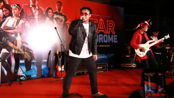 Potret Gaya Kocak Gilang Dirga Tirukan Suara Musisi Tanah Air Saat Gala Premiere Star Syndrome