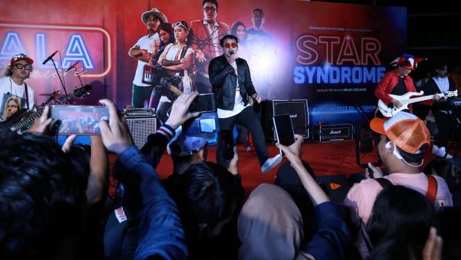 Potret Gaya Kocak Gilang Dirga Tirukan Suara Musisi Tanah Air Saat Gala Premiere Star Syndrome