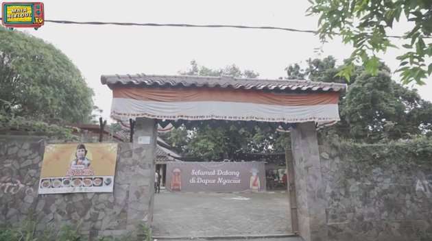 10 Potret Rumah Mewah Mandra Disulap Jadi Warung Makan, Luasnya 2 Hektar Bergaya Betawi!