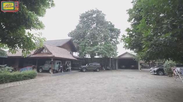10 Potret Rumah Mewah Mandra Disulap Jadi Warung Makan, Luasnya 2 Hektar Bergaya Betawi!