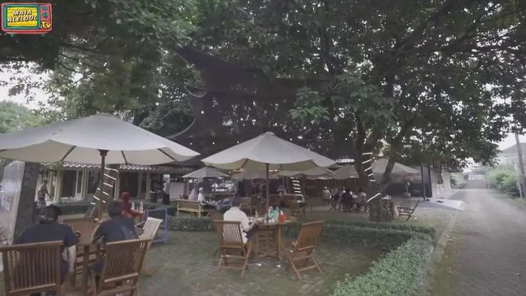 10 Potret Rumah Mewah Mandra Disulap Jadi Warung Makan, Luasnya 2 Hektar Bergaya Betawi!