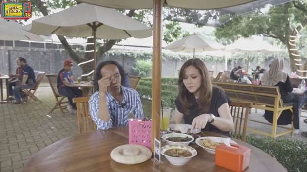 10 Potret Rumah Mewah Mandra Disulap Jadi Warung Makan, Luasnya 2 Hektar Bergaya Betawi!