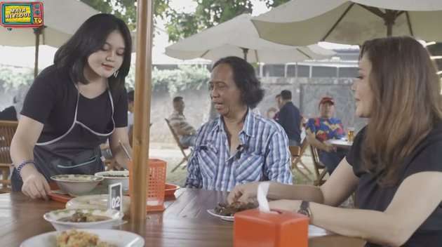 10 Potret Rumah Mewah Mandra Disulap Jadi Warung Makan, Luasnya 2 Hektar Bergaya Betawi!