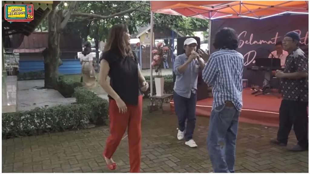 10 Potret Rumah Mewah Mandra Disulap Jadi Warung Makan, Luasnya 2 Hektar Bergaya Betawi!