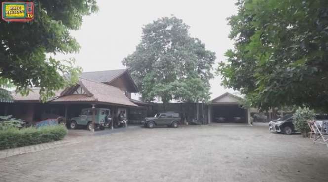 10 Potret Rumah Mewah Mandra Disulap Jadi Warung Makan, Luasnya 2 Hektar Bergaya Betawi!
