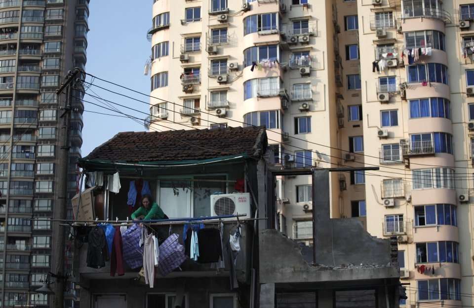 15 Potret Rumah-Rumah yang Menolak Digusur ini Bikin Tepuk Jidat, Terakhir Memprihatinkan Banget! 
