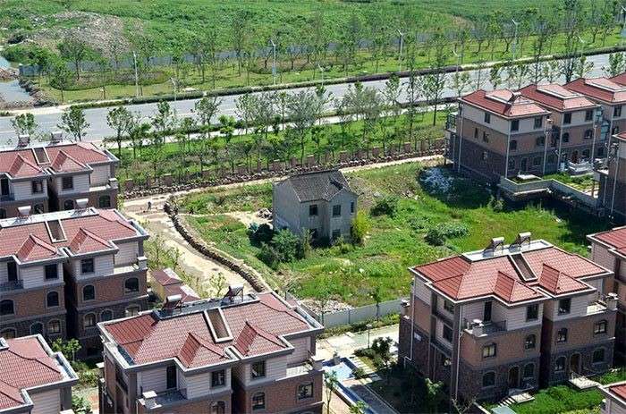 15 Potret Rumah-Rumah yang Menolak Digusur ini Bikin Tepuk Jidat, Terakhir Memprihatinkan Banget! 