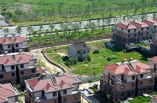 15 Potret Rumah-Rumah yang Menolak Digusur ini Bikin Tepuk Jidat, Terakhir Memprihatinkan Banget! 