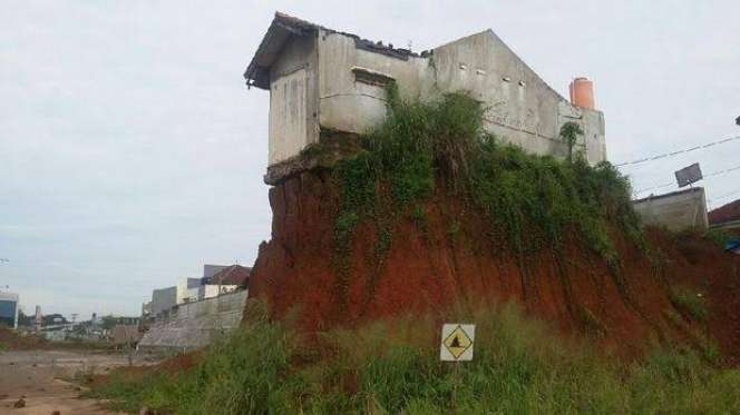 15 Potret Rumah-Rumah yang Menolak Digusur ini Bikin Tepuk Jidat, Terakhir Memprihatinkan Banget! 