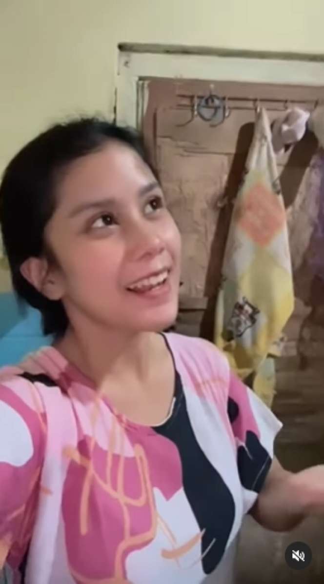 Wanita `Sombong` Review Kamar Mandi Jorok di Rumahnya dengan Gaya Kocak, Ini 9 Potretnya Bikin Netizen Mual