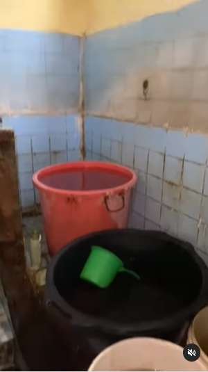 Wanita `Sombong` Review Kamar Mandi Jorok di Rumahnya dengan Gaya Kocak, Ini 9 Potretnya Bikin Netizen Mual