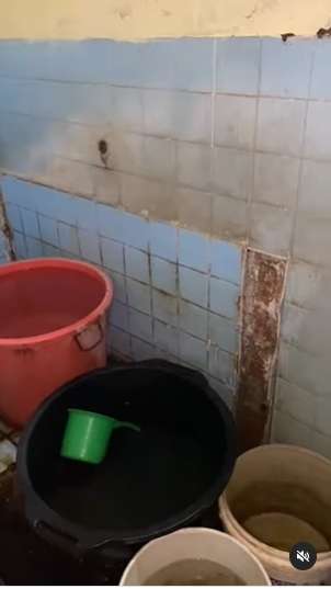 Wanita `Sombong` Review Kamar Mandi Jorok di Rumahnya dengan Gaya Kocak, Ini 9 Potretnya Bikin Netizen Mual