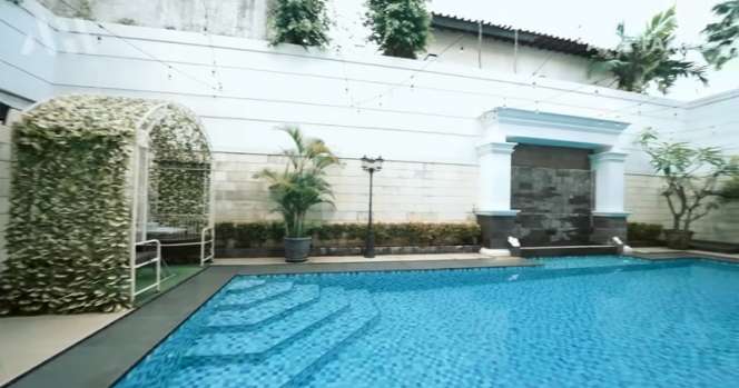 Potret Kolam Renang di Rumah Iis Dahlia yang Cicilannya Rp250 Juta/Bulan