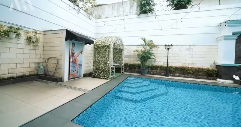 Potret Kolam Renang di Rumah Iis Dahlia yang Cicilannya Rp250 Juta/Bulan