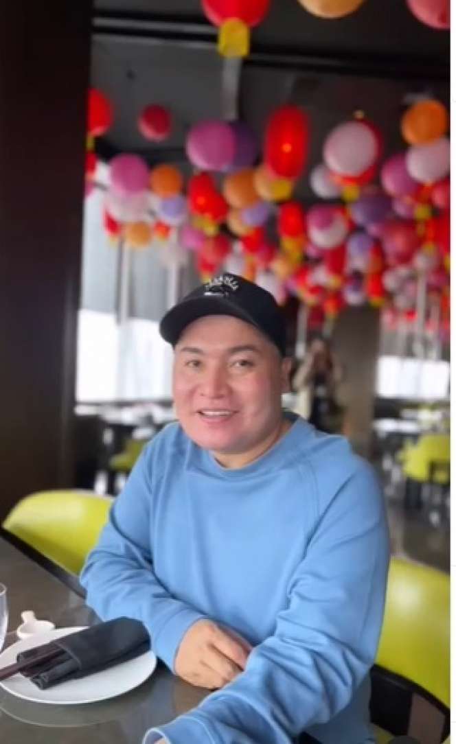 Dulu Jadi Penjual Sate Keliling, Kini Banting Stir Jadi Asisten Artis Terkaya di Indonesia, Nasibnya Berubah Drastis!