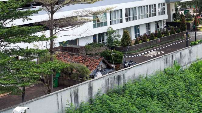 7 Potret Rumah Reyot Terjepit Apartemen Mewah di Tengah Jakarta
