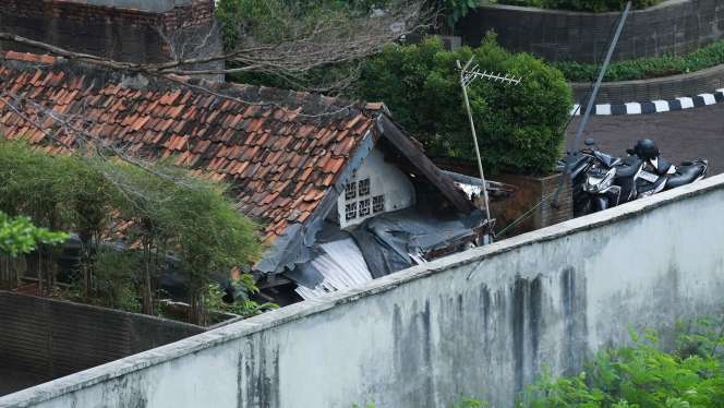 7 Potret Rumah Reyot Terjepit Apartemen Mewah di Tengah Jakarta