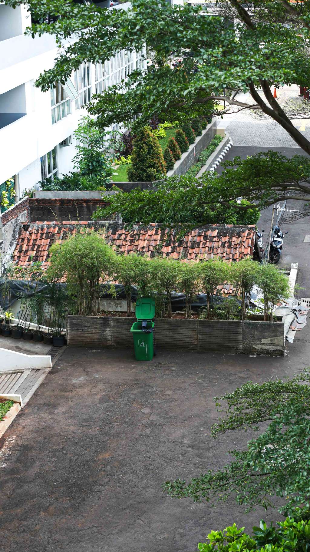 7 Potret Rumah Reyot Terjepit Apartemen Mewah di Tengah Jakarta