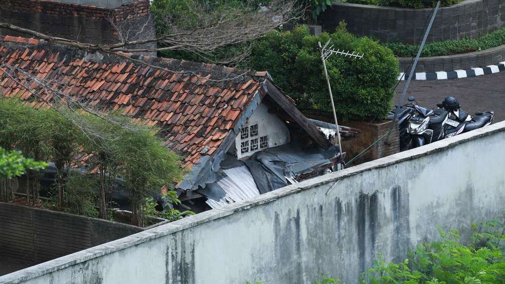 7 Potret Rumah Reyot Terjepit Apartemen Mewah di Tengah Jakarta