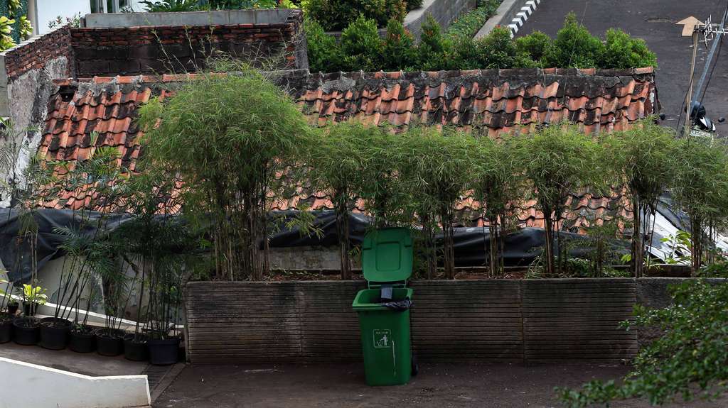 7 Potret Rumah Reyot Terjepit Apartemen Mewah di Tengah Jakarta