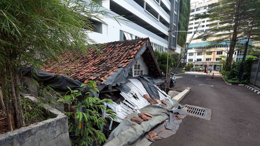 7 Potret Rumah Reyot Terjepit Apartemen Mewah di Tengah Jakarta