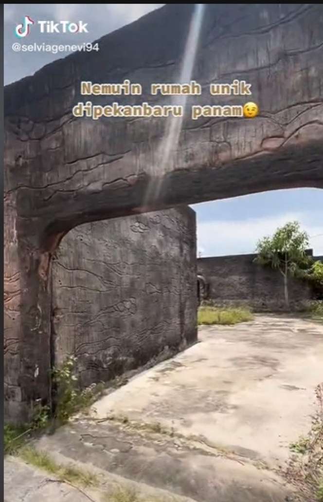 Penampakan Rumah Unik Bak Goa Super Besar, Desainnya Khas Zaman Dulu Banget!