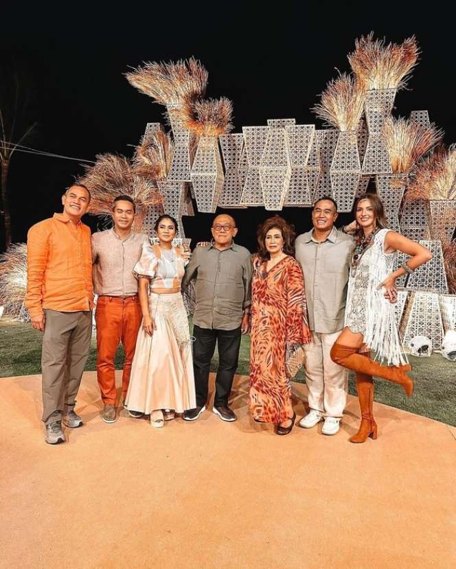 7 Gaya 'Hot' Nia Ramadhani Pakai Baju Transparan di Depan Mertua, Netizen: Sungguh Sempurna!