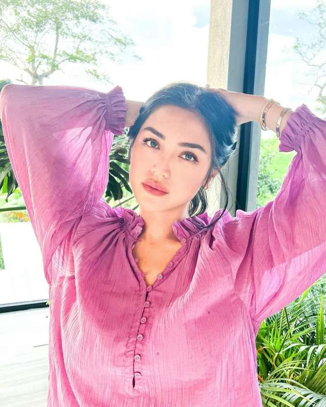 Artis Cantik yang Tajir Melintir Pilih Tinggal di Kampung