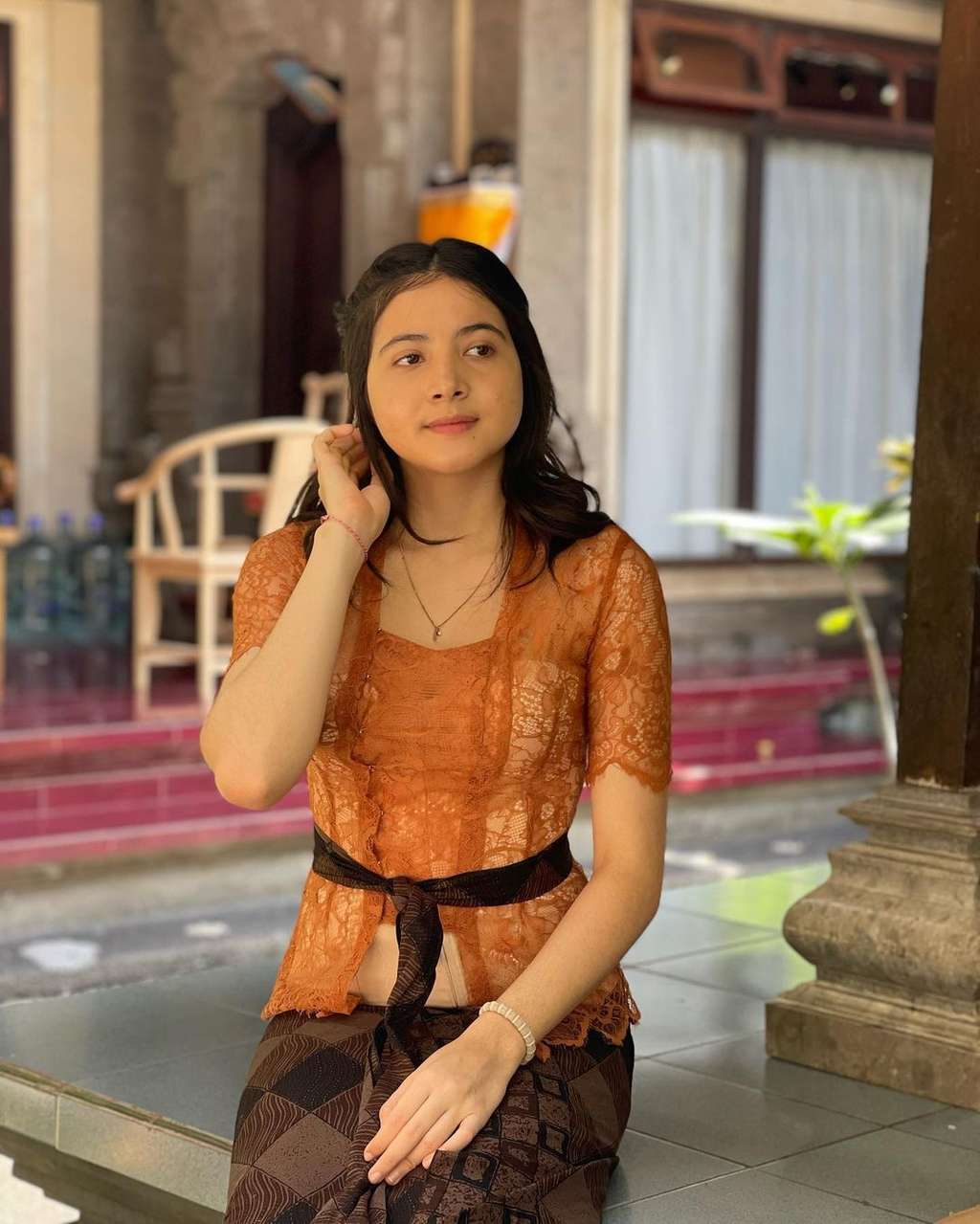 Artis Cantik yang Tajir Melintir Pilih Tinggal di Kampung