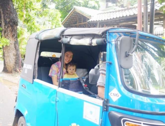 Potret Artis Tajir Melintir yang Doyan Naik Bajaj, Kendaraan Mewah Nganggur di Rumah 