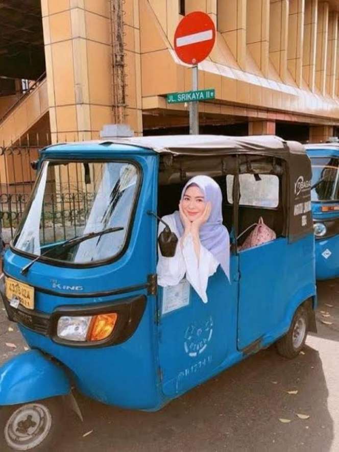 Potret Artis Tajir Melintir yang Doyan Naik Bajaj, Kendaraan Mewah Nganggur di Rumah 