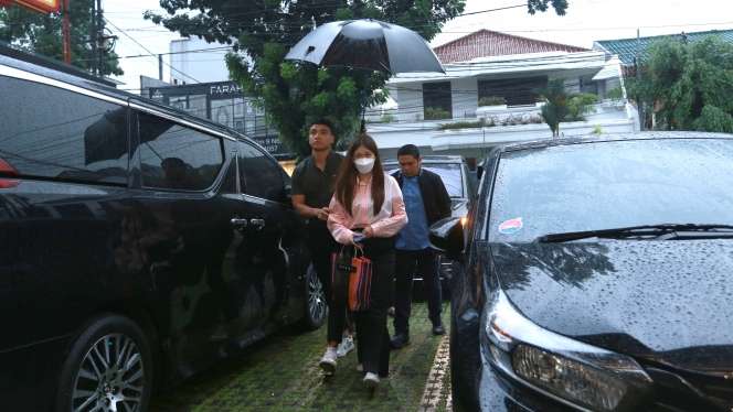 Potret Rebecca Klopper Muncul Pertama Kali usai Video Syur 47 Detik Miripnya Viral: Minta Maaf, Tertunduk Lesu