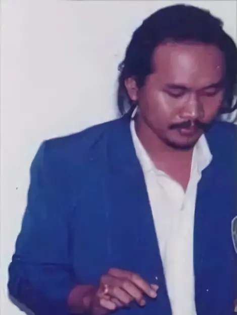 12 Foto Masa Muda Komedian Pria Indonesia, Komeng Disebut Mirip Ariel NOAH, Ganteng & Kharismatik!