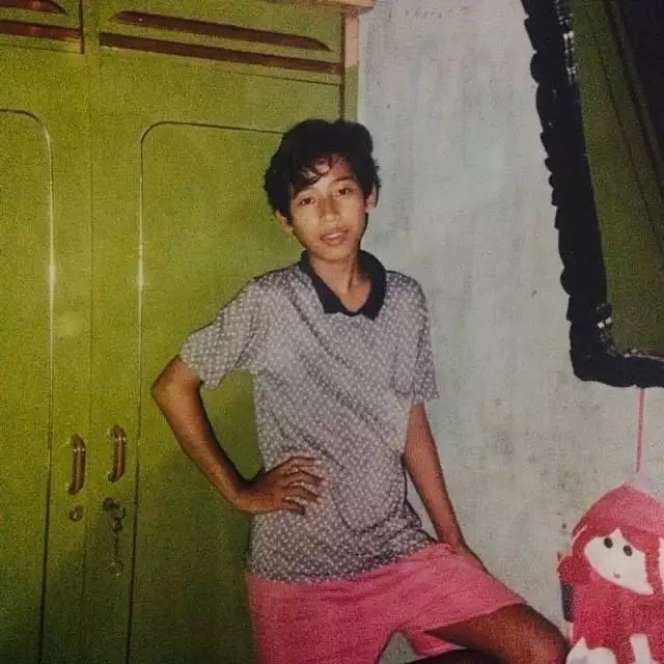 12 Foto Masa Muda Komedian Pria Indonesia, Komeng Disebut Mirip Ariel NOAH, Ganteng & Kharismatik!
